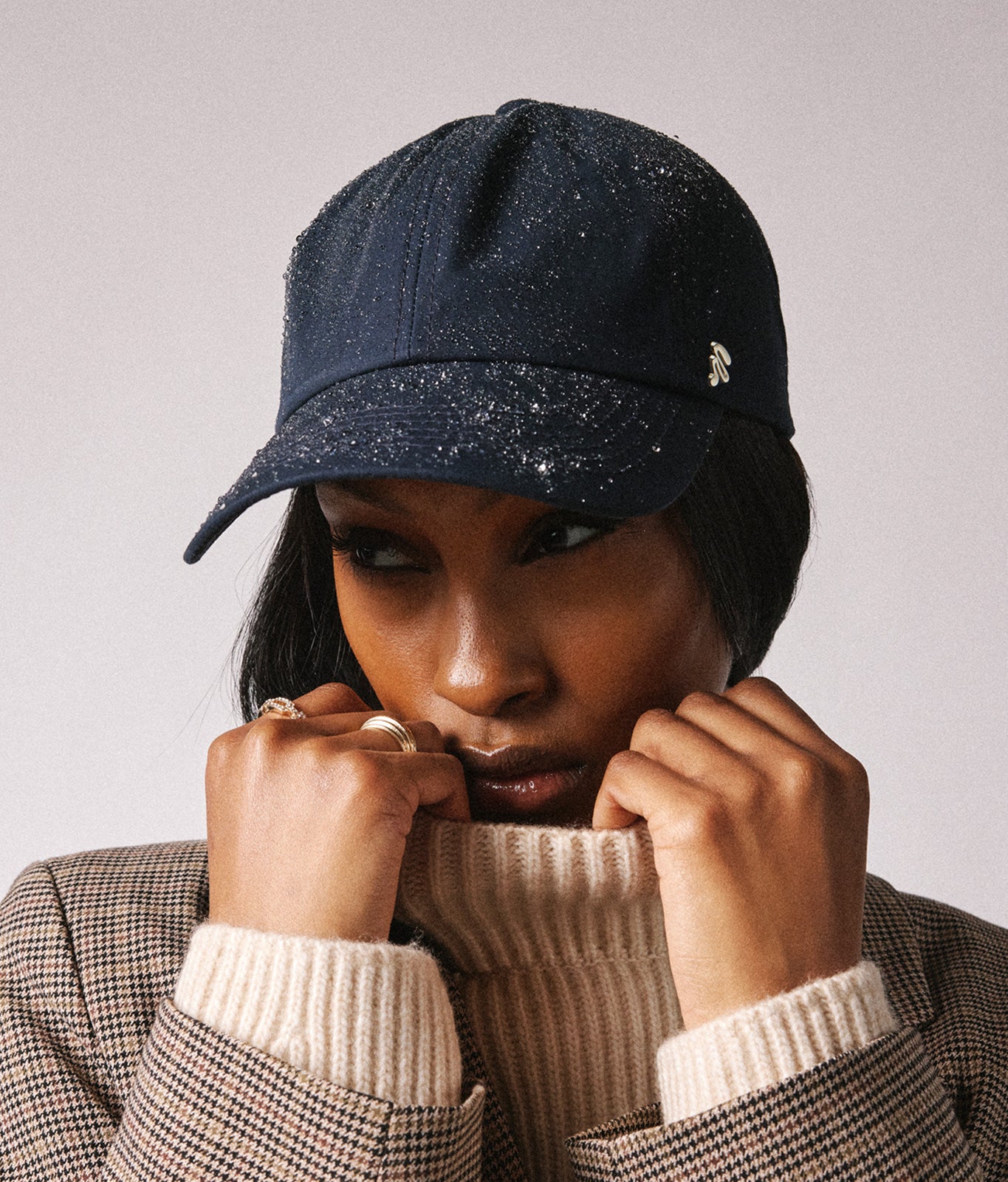 Stiksen 105 Ventile Midnight Blue dad cap worn by female model in soft indoor lighting