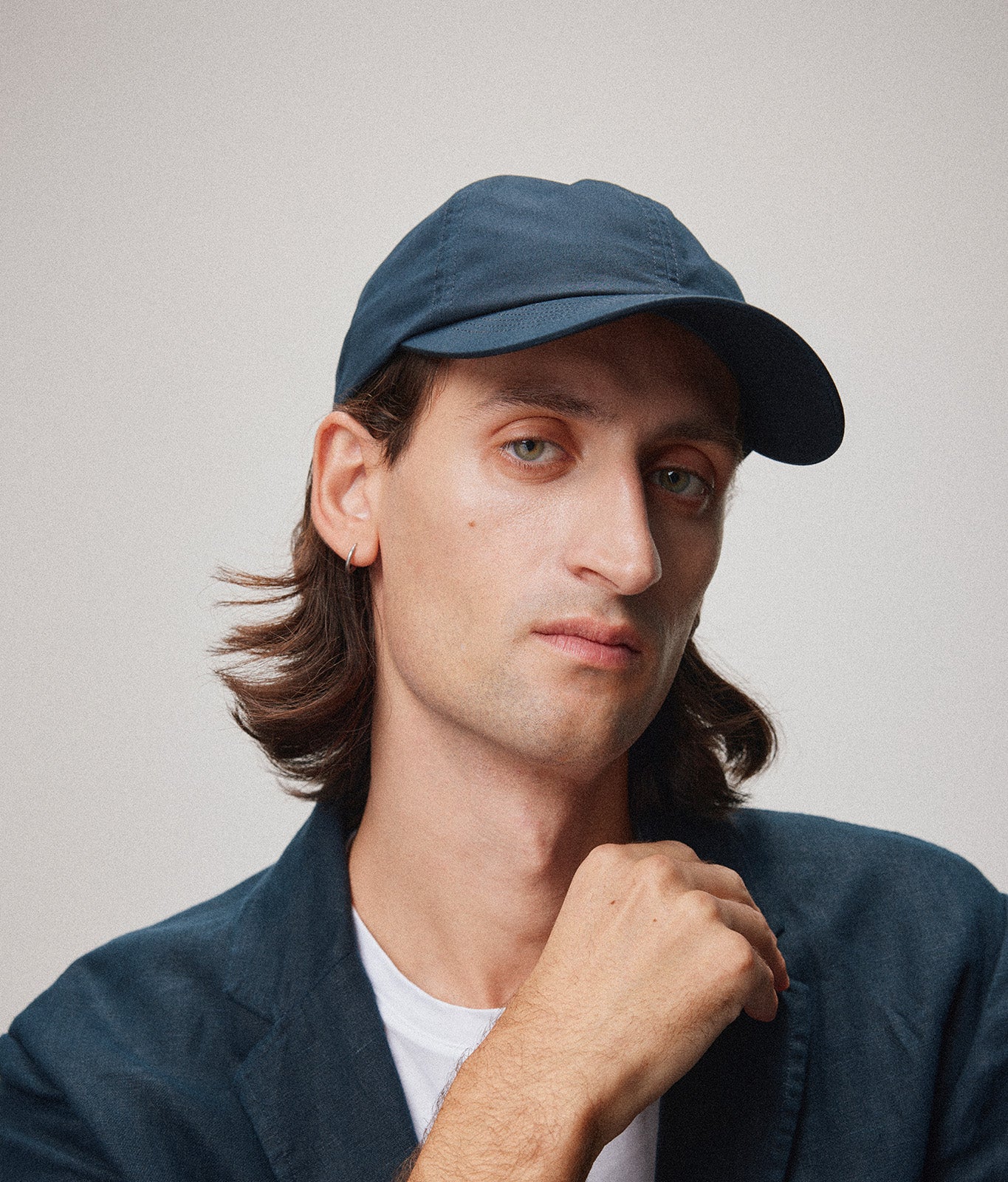Stiksen 105 Ventile Midnight Blue dad cap worn by male model in soft indoor lighting