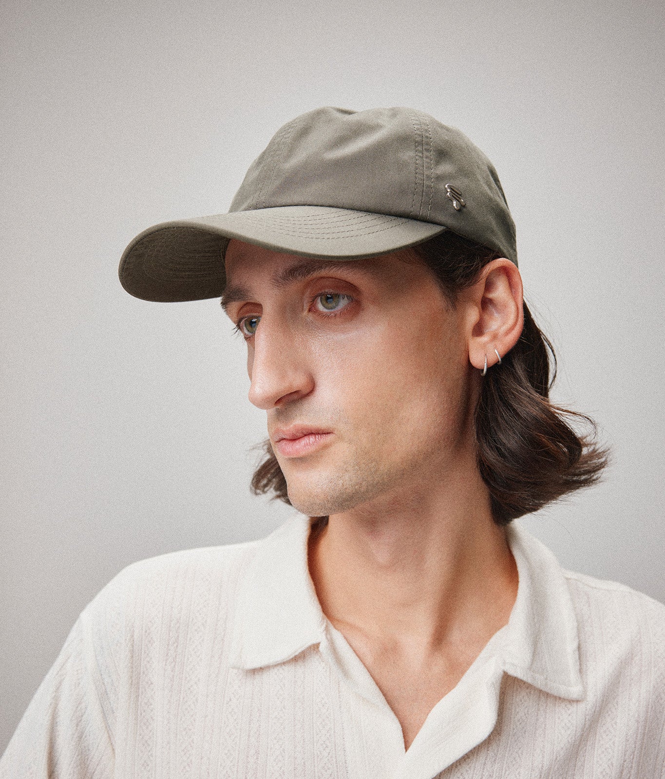 Stiksen 105 Ventile Moss Green dad cap worn by male model in soft indoor lighting