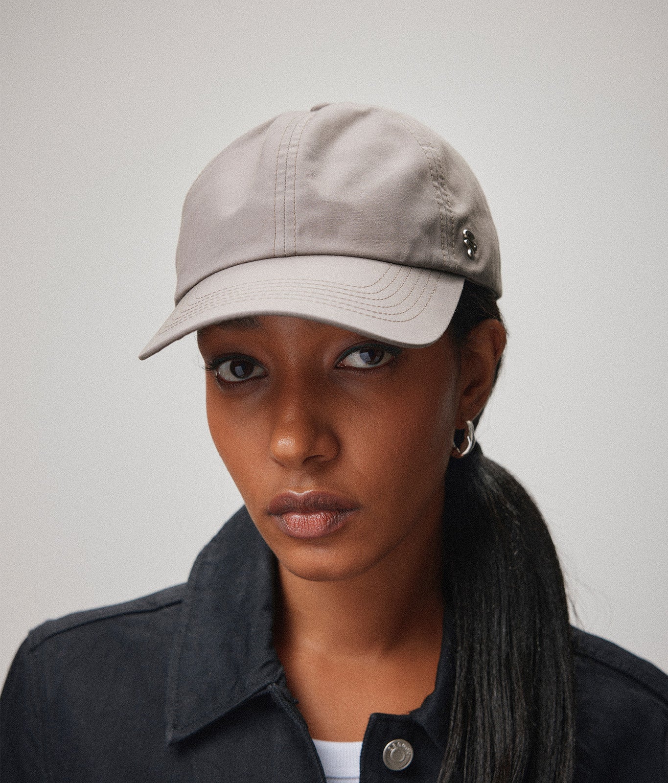 Stiksen 105 Ventile Taupe dad cap worn by female model in soft indoor lighting